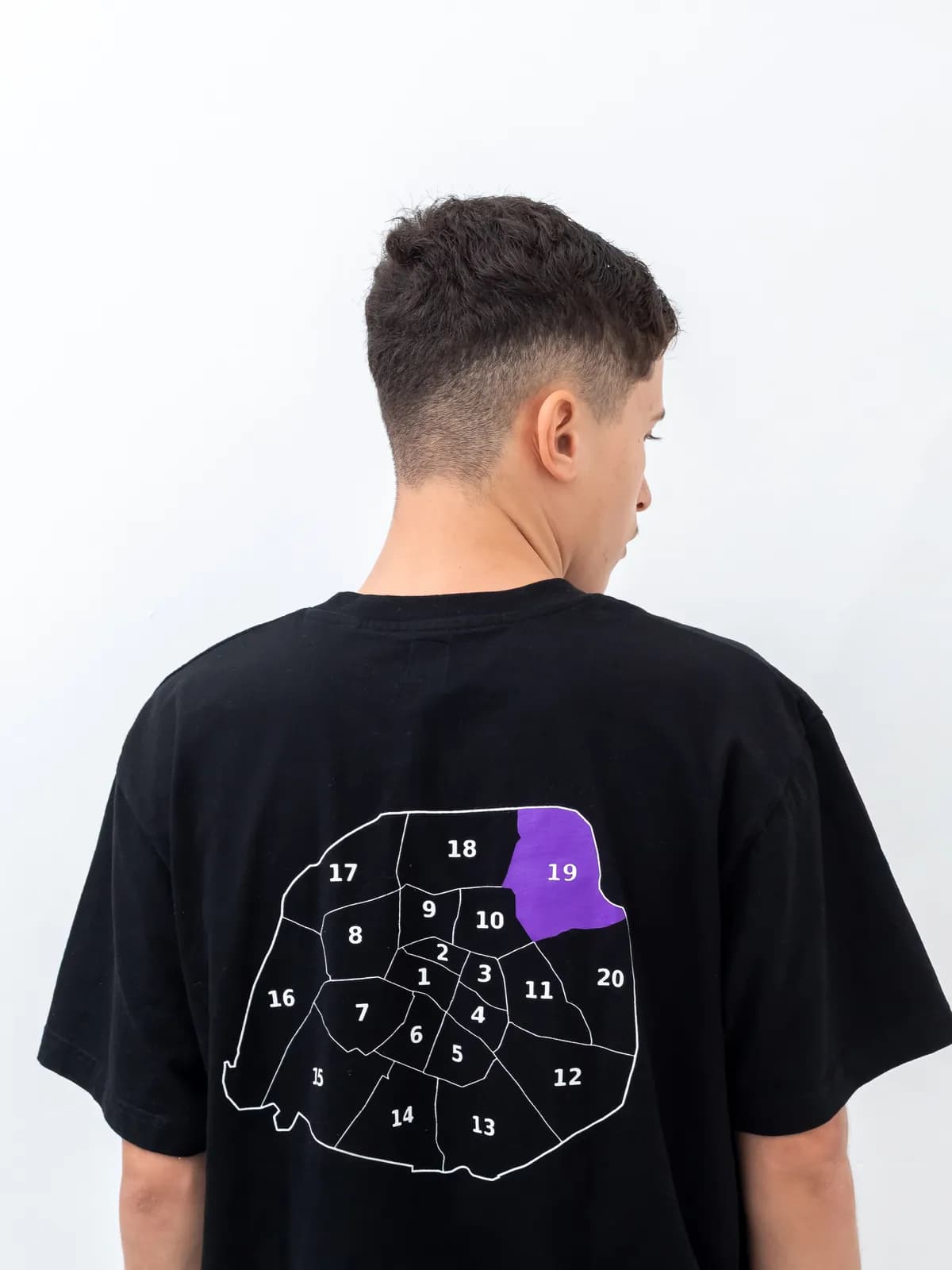 Mannequin de dos portant le t-shirt Arrondissements